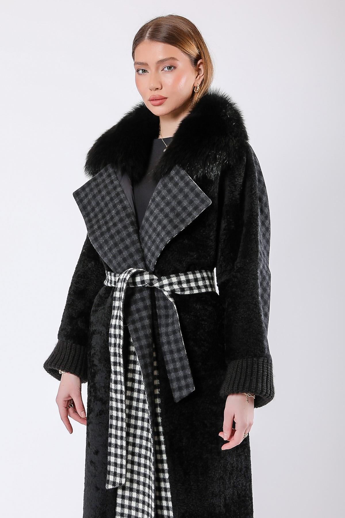 Manteau en fourrure d'astrakan noir avec garniture en fourrure de renard, LC Leather Club