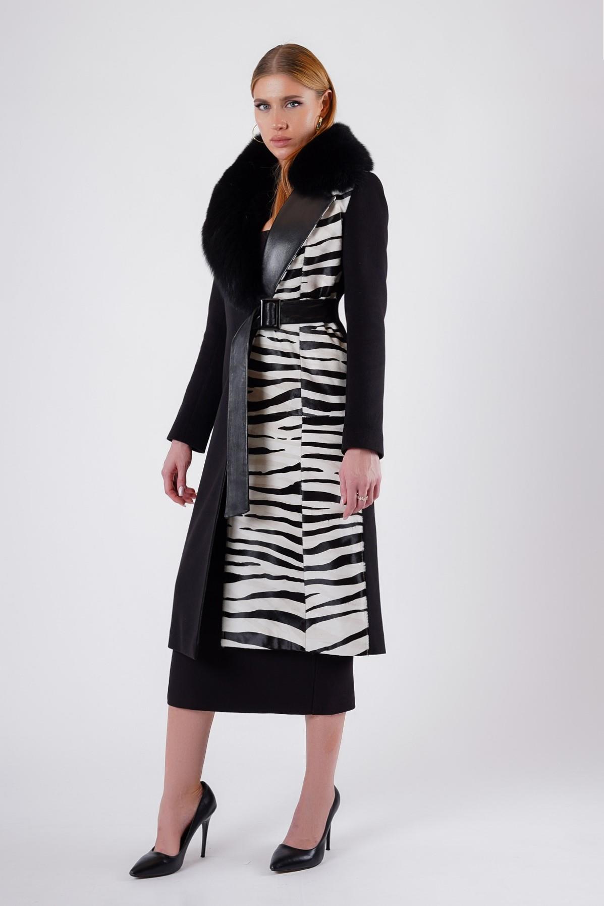 Manteau en cachemire noir avec accessoires en fourrure de renard et détails en cuir zébra, LC Leather Club