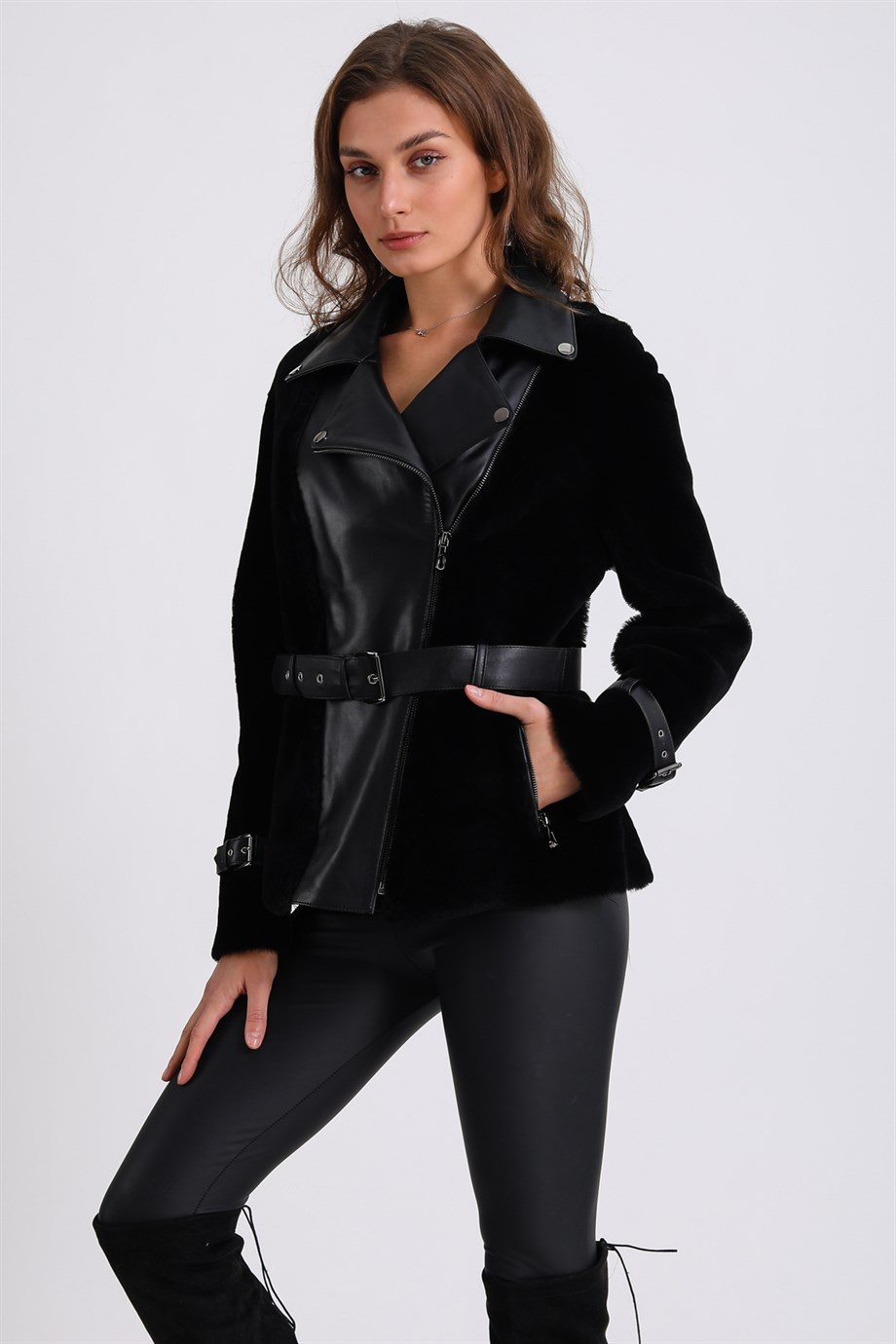 Schwarzer Pelzmantel mit Lederbesatz, LC Leather Club