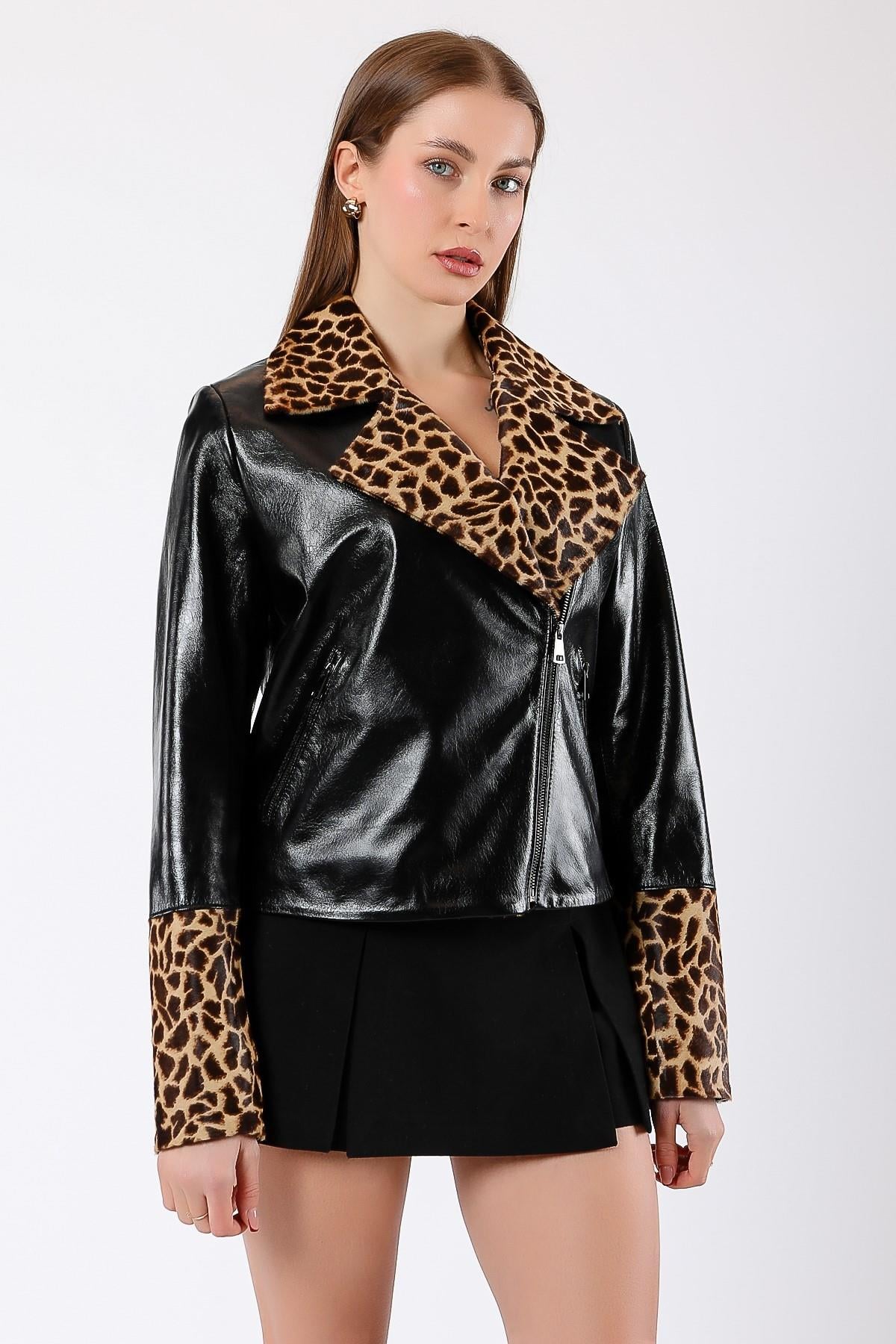 Manteau en cuir verni noir à motif léopard avec garniture en fourrure de renard, LC Leather Club