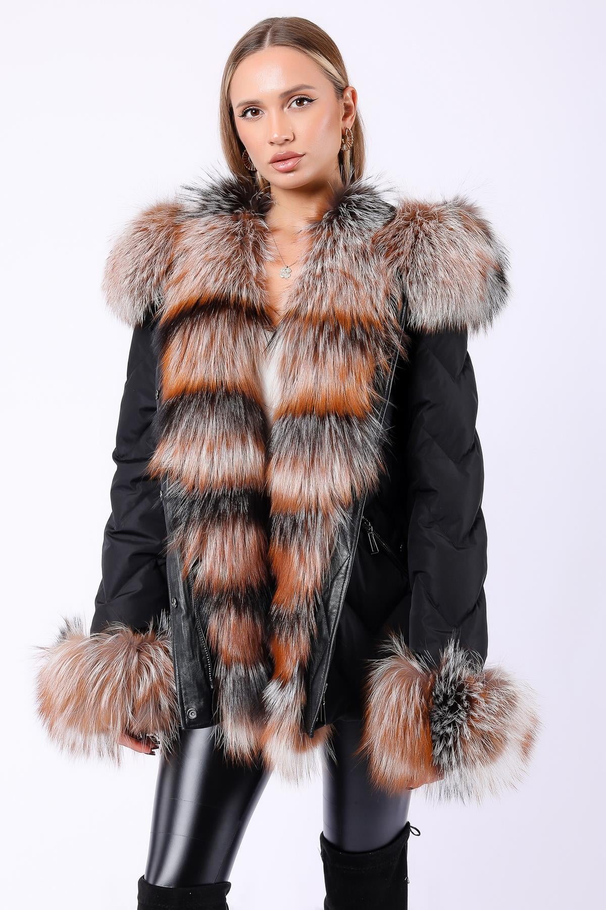 Doudoune en fibre noire avec détails en fourrure de renard naturelle, LC Leather Club