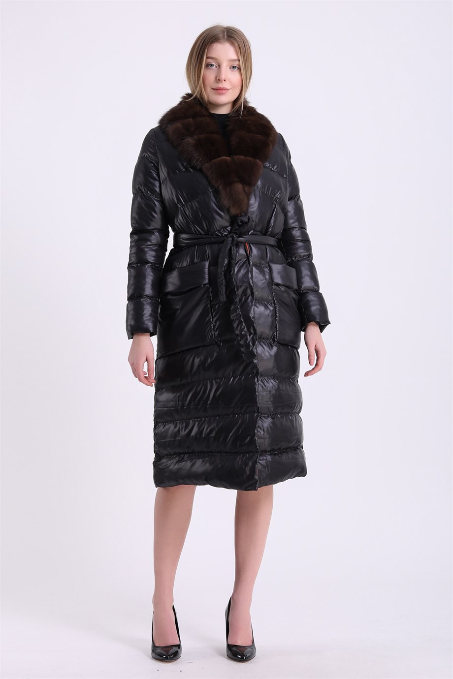 Schwarzer Steppmantel mit Zobelbesatz, LC Leather Club