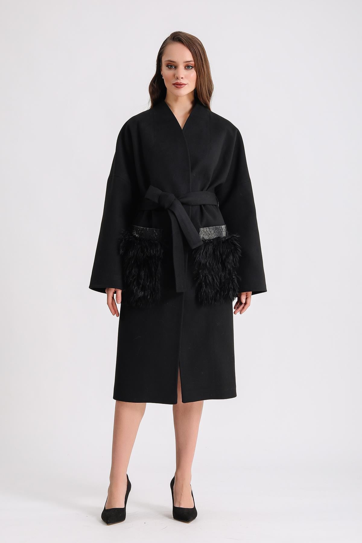 Manteau en cachemire noir avec détails en cuir de serpent et fourrure de kangourou, LC Leather Club