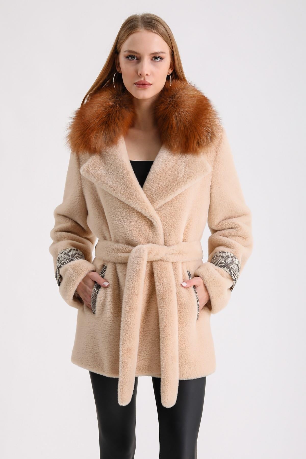 Manteau en laine saumon-beige avec garnitures en fourrure de renard doré et cuir python, LC Leather Club