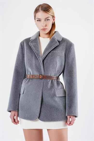 Manteau en laine bleu clair avec accessoires en cuir véritable