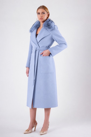 Manteau en cachemire bleu clair avec fitures en fourrure