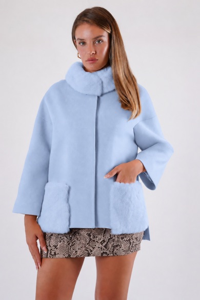 Manteau en cachemire bleu clair avec finitions en fourrure