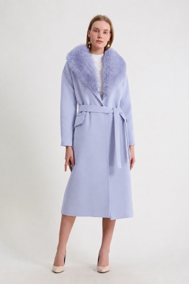 Manteau en cachemire bleu clair avec garniture en fourrure