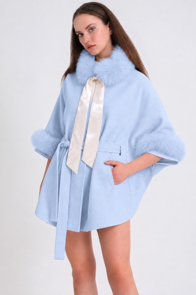Veste en cachemire bleu clair avec finiture en renard