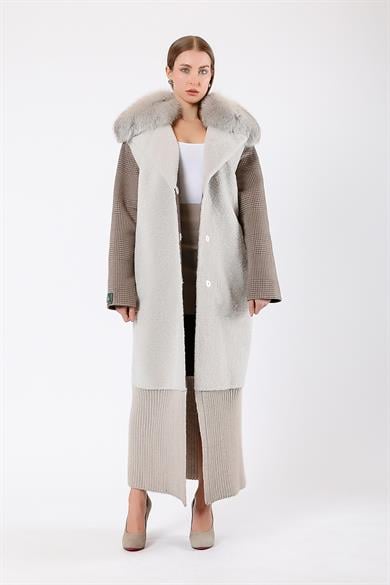 Manteau en fourrure d'astrakan beige authentique avec garniture en fourrure de renard