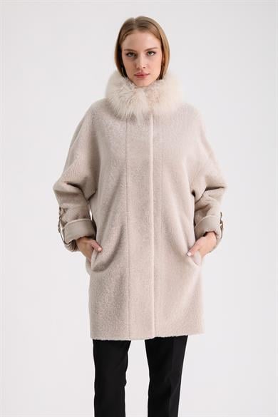 Manteau en astrakan beige avec garniture de renard