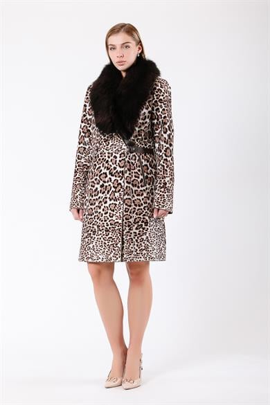 Manteau en cuir beige motif léopard avec détails en fourrure de renard