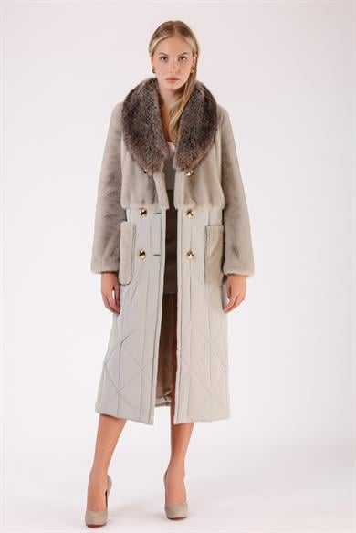 Manteau en laine beige avec garniture de fourrure de renard