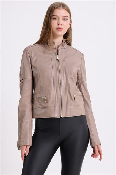 Veste en cuir beige avec détail jumbo doré