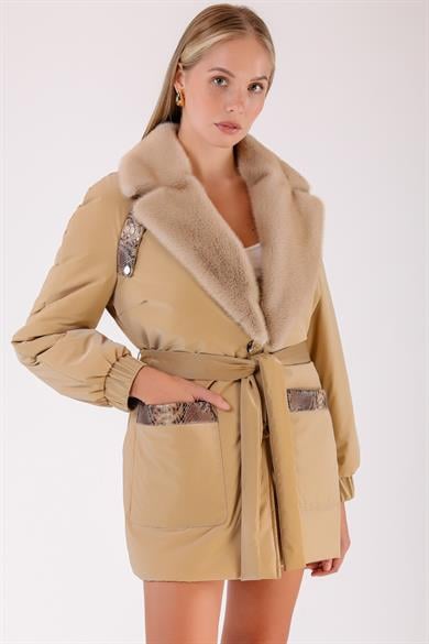 Manteau matelassé beige avec garniture de fourrure et détail de cuir