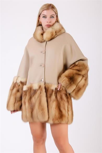 Manteau en cuir beige avec détails fourrure de zibeline