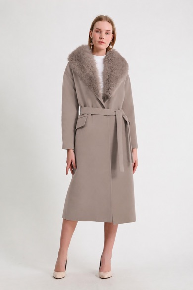 Manteau en cachemire beige avec garniture en fourrure