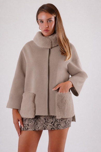 Manteau en cachemire beige avec garniture fourrure