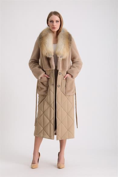Manteau en laine beige avec garnitures en fourrure