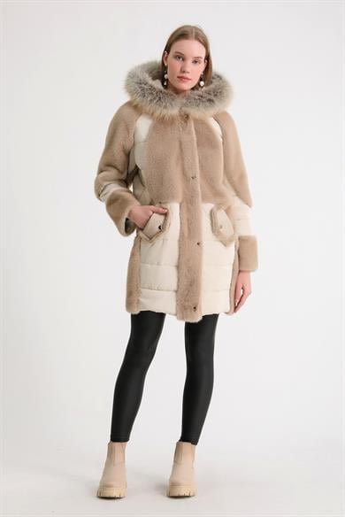 Doudoune beige avec détails en renard et doublure en peau d'agneau