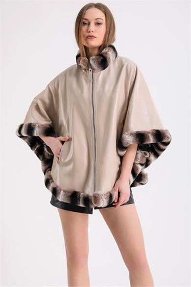 Poncho en peau d'agneau beige avec détails rex
