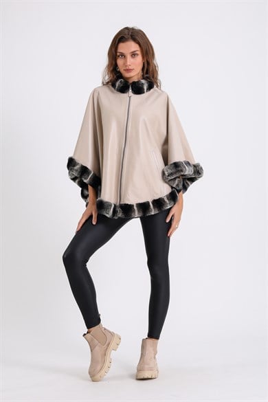 Poncho-manteau en peau d'agneau beige avec détails rex
