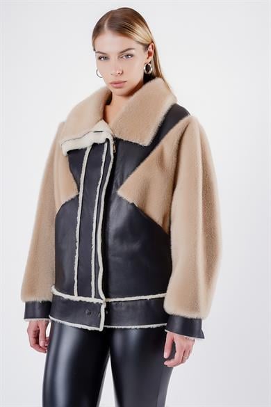 Manteau en cuir beige et noir avec garniture en fourrure