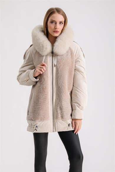 Doudoune beige avec détails en renard et doublure en fourrure d'astrakan
