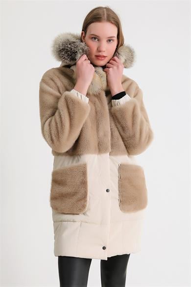Manteau en alcantara beige avec détails en renard et finition Destiny