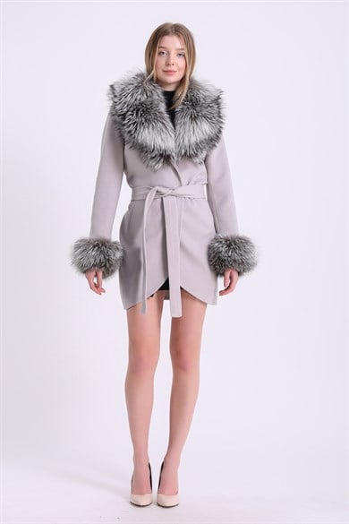 Manteau en cachemire beige garni de fourrure de renard