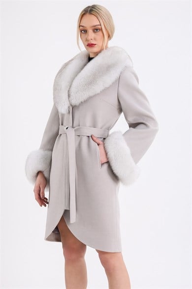 Manteau en cachemire beige avec détails renard