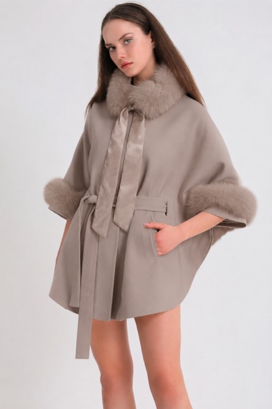Veste en cachemire beige avec finiture en renard