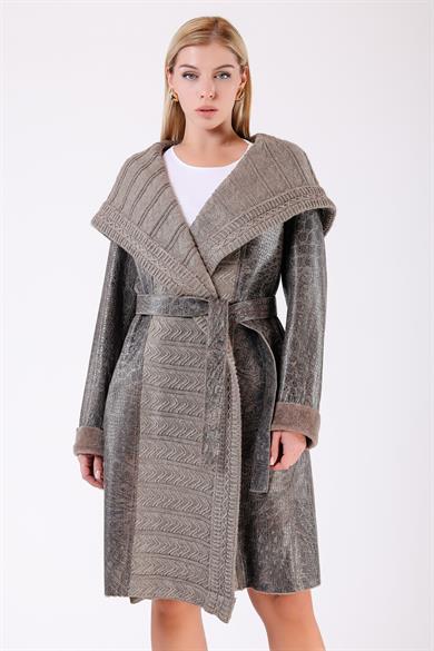 Manteau en fourrure beige avec détails tricot
