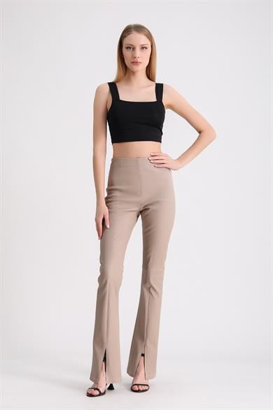 Pantalon en cuir beige déchiré à la cheville