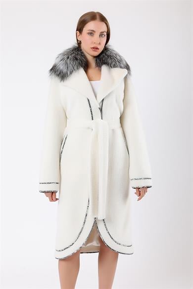 Manteau en laine blanc avec détails en fourrure de renard et garniture en cuir