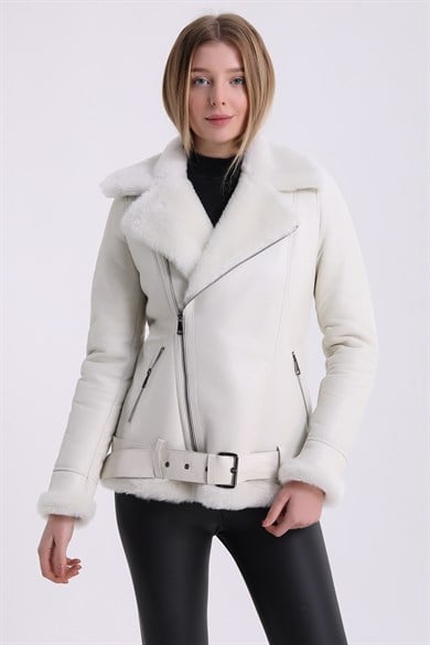 Veste en fourrure d'agneau blanc croisée