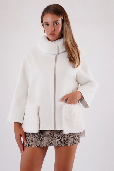 Manteau en cachemire blanc avec finitions en fourrure