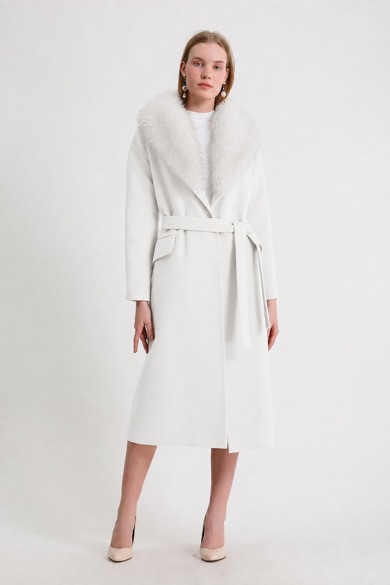 Manteau en cachemire blanc avec garniture en fourrure