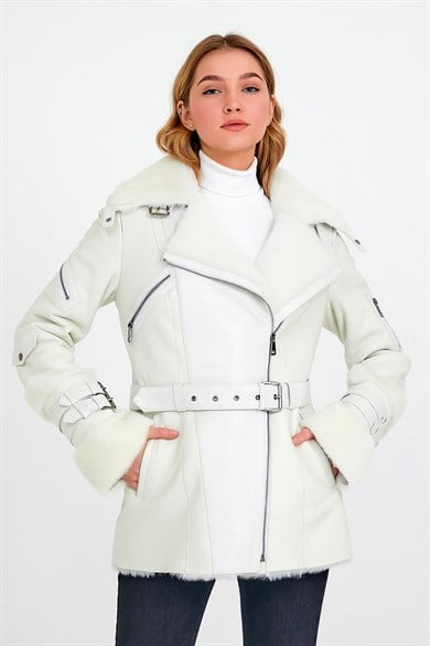 Manteau en fourrure d'agneau blanc