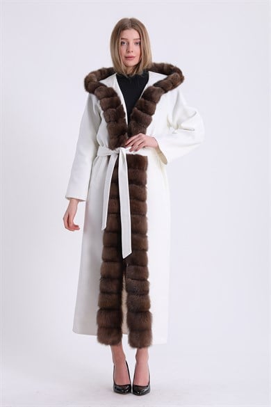 Manteau en alpaga blanc à capuche avec garniture en fourrure de zibeline
