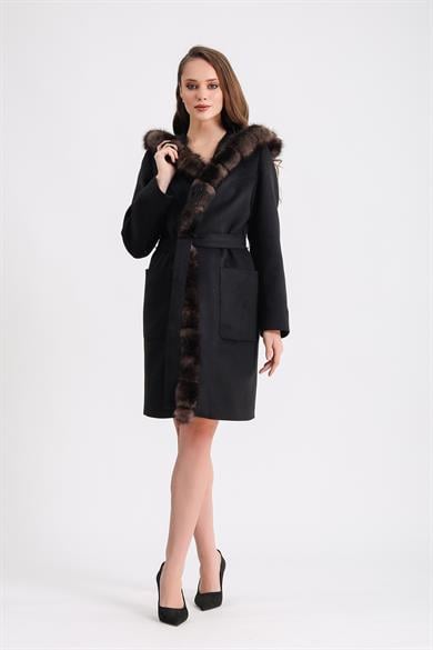 Manteau en cachemire noir avec garniture en fourrure de zibeline