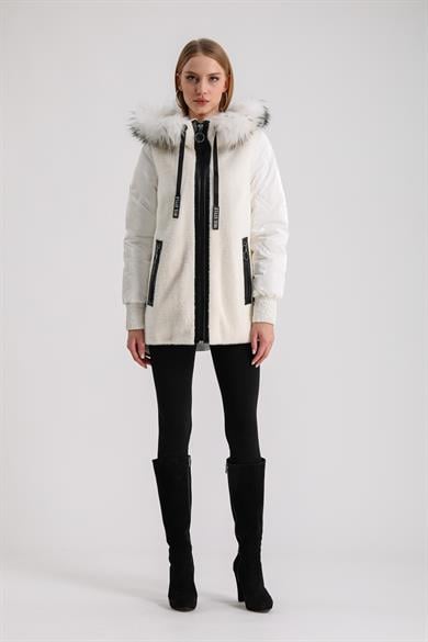 Doudoune blanche avec détails en renard et doublure en cuir