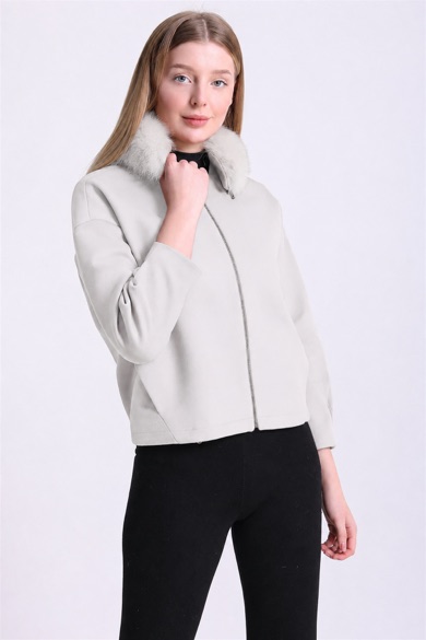 Veste en cachemire blanc garnie de fourrure de renard