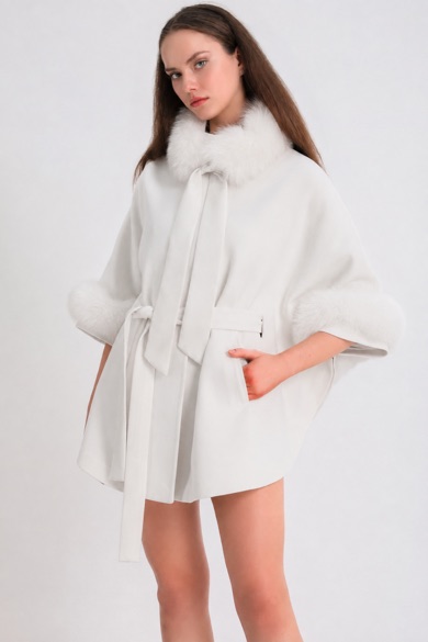 Veste pèlerine en cachemire blanc avec détails renard