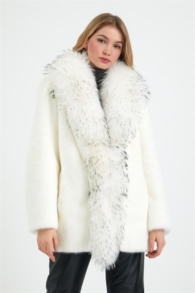 Manteau en vison noir avec garniture en fourrure de renard blanc