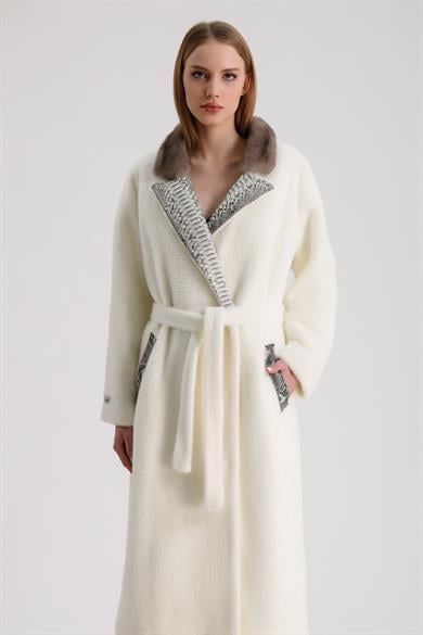 Manteau en laine blanc avec garnitures en vison et cuir python