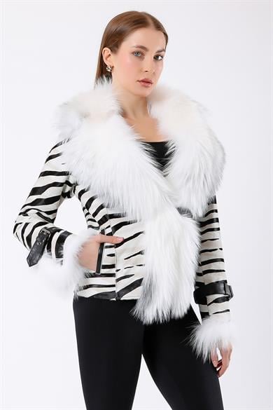 Manteau en fourrure à motif zèbre blanc avec garniture en fourrure de renard