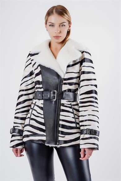 Manteau en fourrure blanc motif zèbre