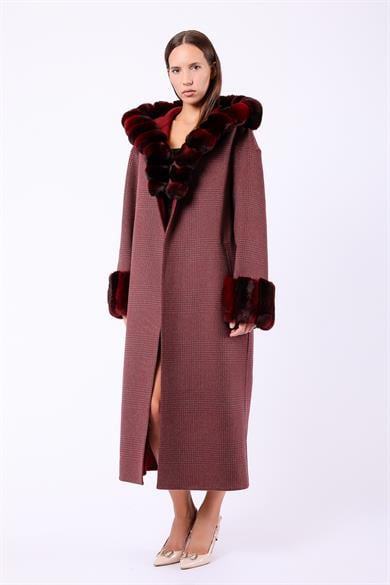 Manteau en alpaga et laine bordeaux avec accessoires en fourrure de chinchilla