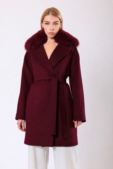 Manteau en cachemire Miranda bordeaux avec finiture en fourrure